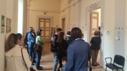 La fila per votare a una delle sezioni di Urbino