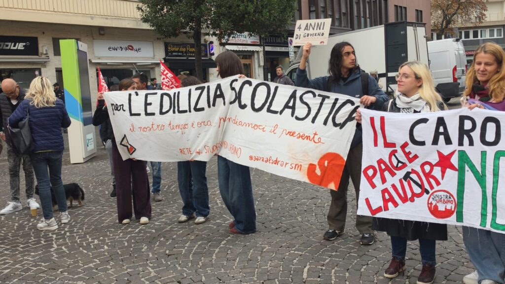 Studenti con un manifesto per l'edilizia scolastica